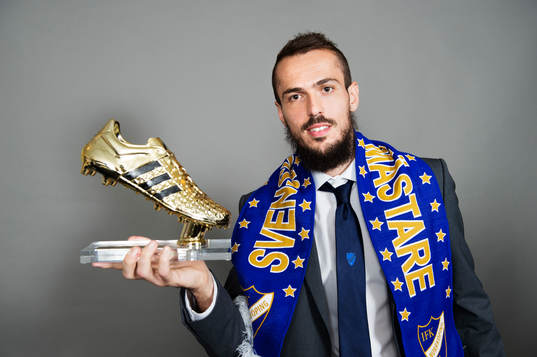 Emir Kujovic, IFK Norrköping, poserar med sitt pris för