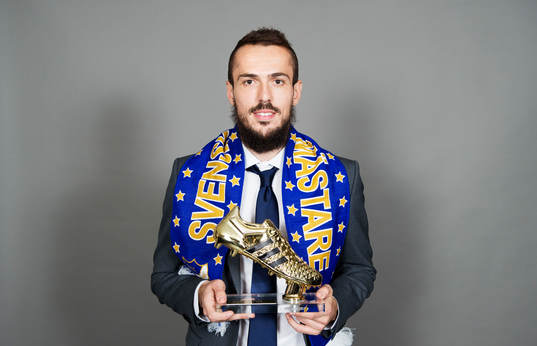 Emir Kujovic, IFK Norrköping, poserar med sitt pris för