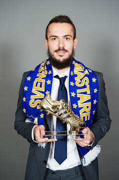 Emir Kujovic, IFK Norrköping, poserar med sitt pris för