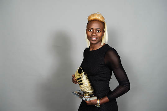 Gaelle Enganamouit, Eskilstuna, poserar med sitt pris för