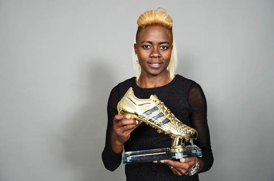 Gaelle Enganamouit, Eskilstuna, poserar med sitt pris för