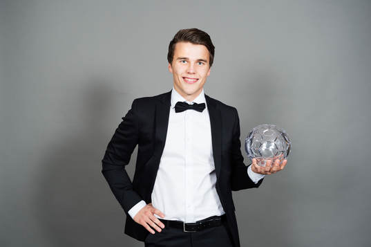 Simon Skrabb, Åtvidaberg, poserar med sitt pris för