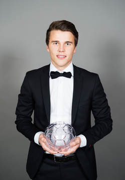 Simon Skrabb, Åtvidaberg, poserar med sitt pris för