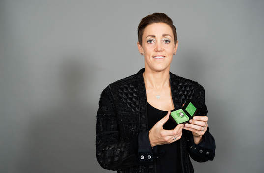 Therese Sjögran, sportchef Rosengård, poserar med sitt