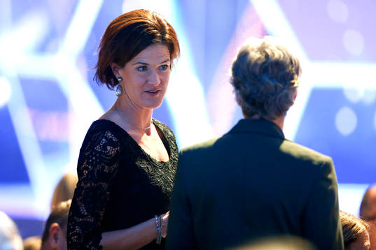 Moderaternas partiledare Anna Kinberg Batra pratar med