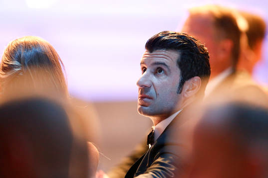 Luis Figo ser sig om i Globen