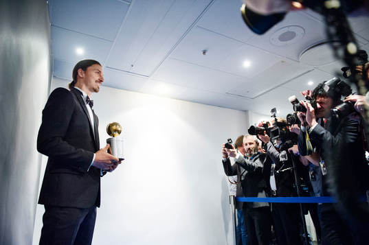 Zlatan Ibrahimovic visar upp guldbollen för media