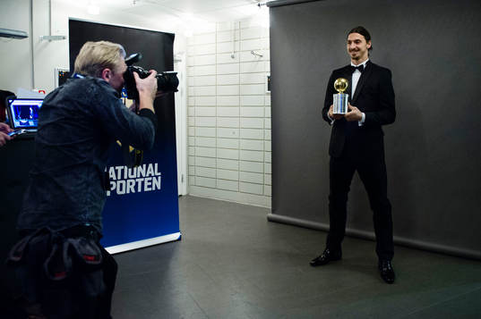 Bildbyråns fotograf Joel Marklund fotograferar Zlatan