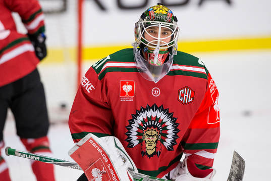 Frölundas målvakt Johan Gustafsson värmer upp innan