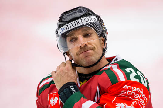 Frölundas Joel Lundqvist värmer upp innan ishockeymatchen