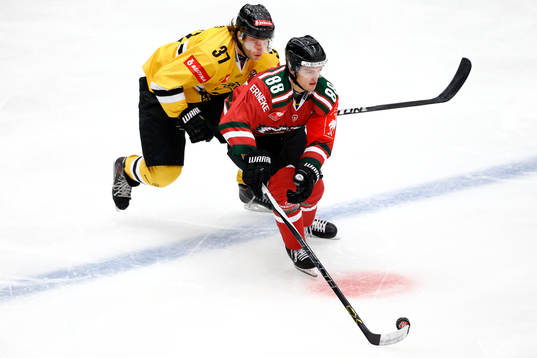Litvinovs Kamil Piros jagar Frölundas Andreas Johnson