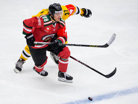 Frölundas Andreas Johnson före Litvinovs Kamil Piros