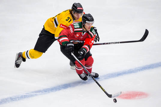 Frölundas Andreas Johnson före Litvinovs Kamil Piros