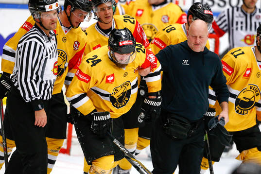 Litvinovs Petr Chaloupka får hjälp att ta sig av isen