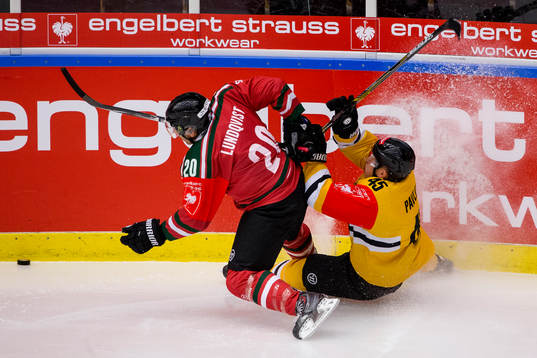Frölundas Joel Lundqvist tacklar Litvinovs Filip Pavlik