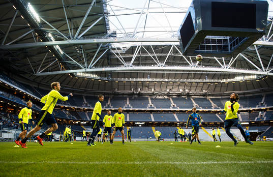 Mikael Antonsson och Erik Johansson med lagkamrater
