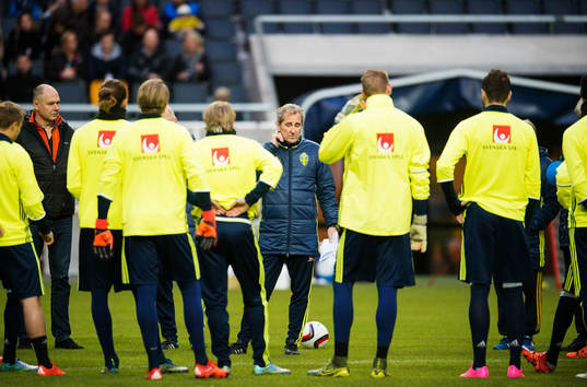 Förbundskapten Erik Hamrén har en genomgång