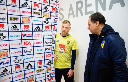John Guidetti och presschef Niklas Bodell