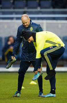 Zlatan Ibrahimovic får hjälp att byta skor