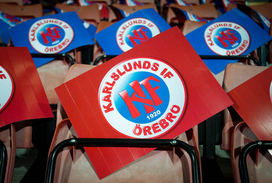 KIF Örebro logotyper och flaggor på läktaren