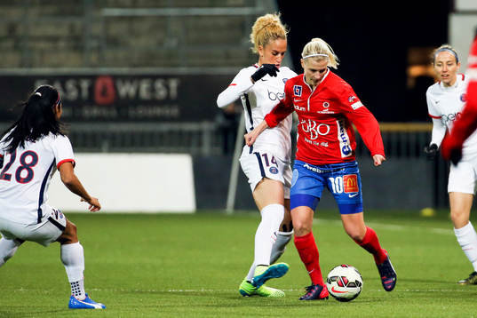 Paris Kheira Hamraoui och Örebros Sanna Talonen