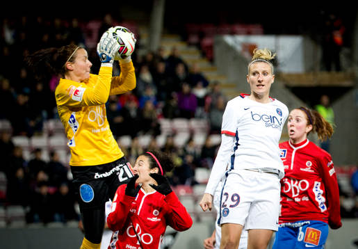 KIF Örebro målvakt Carola Söberg och Paris SG Anja Mittag