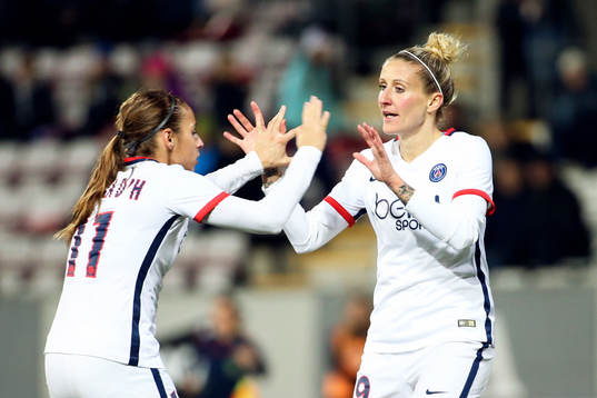 Paris Jessica Houara-d'Hommeaux och Anja Mittag firar