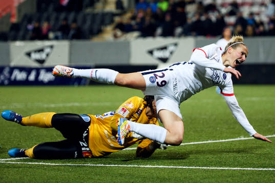 Örebros målvakt Carola Söberg och Paris Anja Mittag som