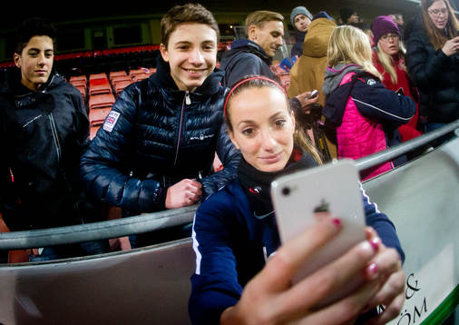 Paris SG Kosovare Asllani tar en selfie med en supporter