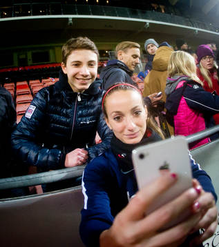 Paris SG Kosovare Asllani tar en selfie med en supporter