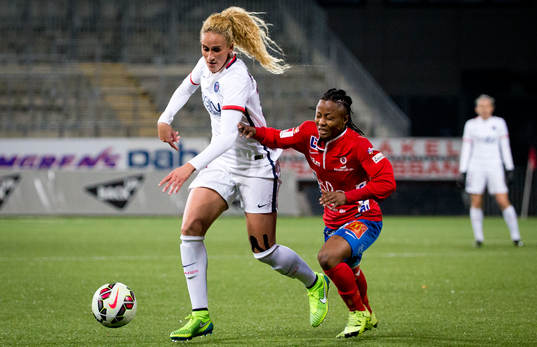 Paris SG Kheira Hamraoui och KIF Örebro Ogonna Chukwudi