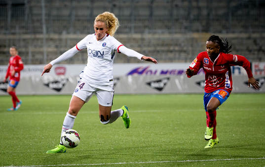 Paris SG Kheira Hamraoui och KIF Örebro Ogonna Chukwudi