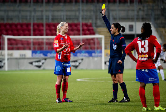 KIF Örebro Sanna Talonen får gult kort