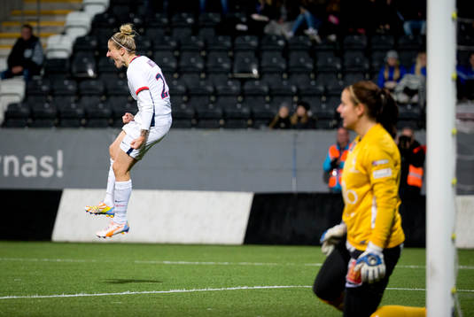Paris SG Anja Mittag gör 1-1 och jublar