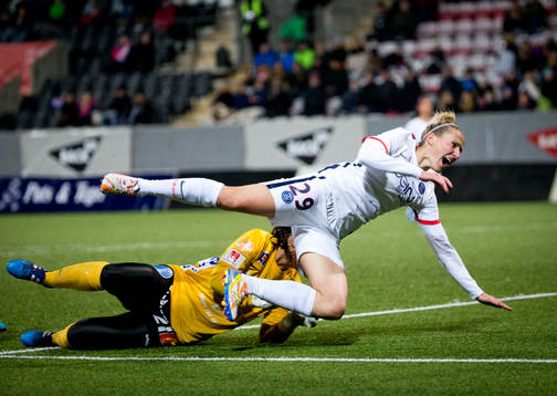 Paris SG Anja Mittag och KIF Örebro målvakt Carola Söberg