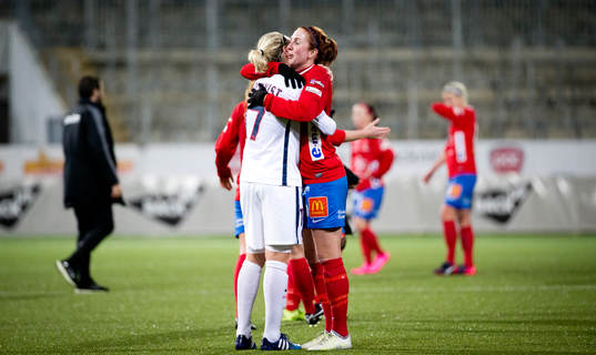 Paris SG Lisa Dahlkvist tackar KIF Örebro Marina