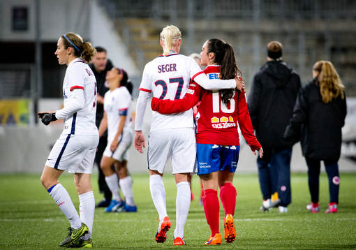 Paris SG Caroline Seger tackar KIF Örebro Michelle De Jong