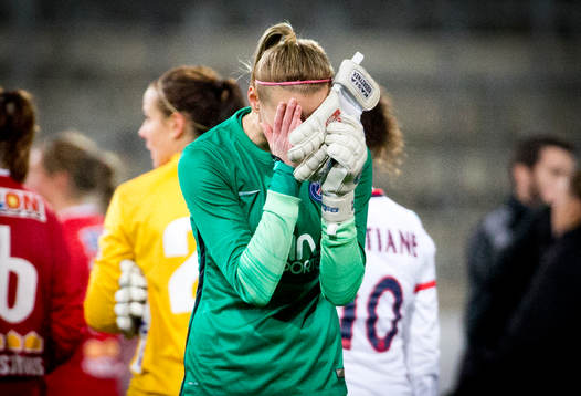 Paris SG målvakt Katarzyna Kiedrzynek deppar