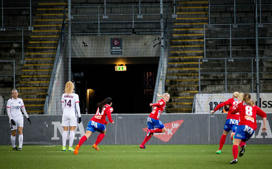 KIF Örebro Sanna Talonen gör 1-0 och jublar med Michelle