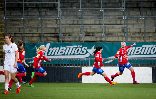 KIF Örebro Sanna Talonen gör 1-0 och jublar med Michelle