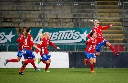 KIF Örebro Sanna Talonen gör 1-0 och jublar med Michelle