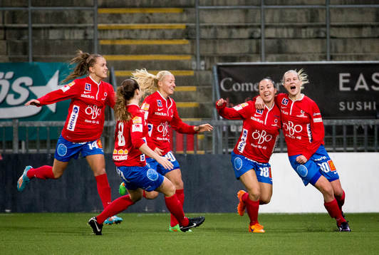 KIF Örebro Sanna Talonen gör 1-0 och jublar med Michelle