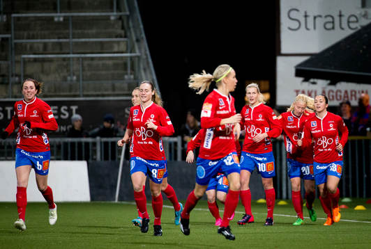 KIF Örebro Sanna Talonen gör 1-0 och jublar med Michelle