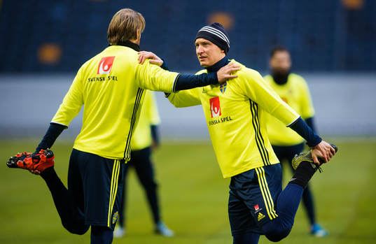 Ola Toivonen och Kim Källström stretchar