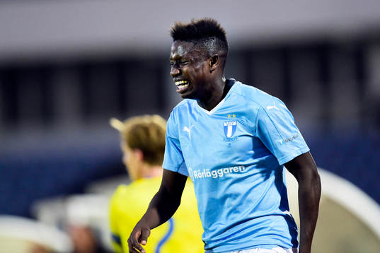Malmös Pa Konate grinar illa