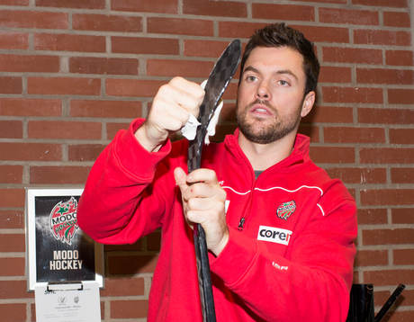 Modos Noah Welch har klubbvård före ishockeymatchen i SHL