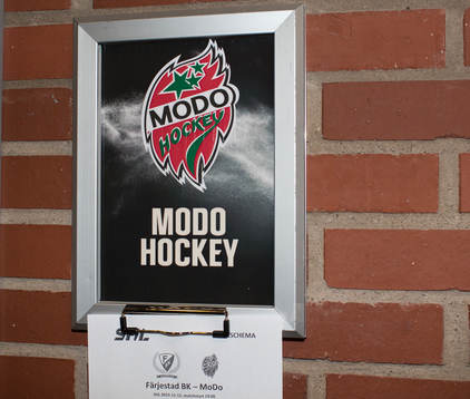 Modos logga hänger utanför omklädningsrummet