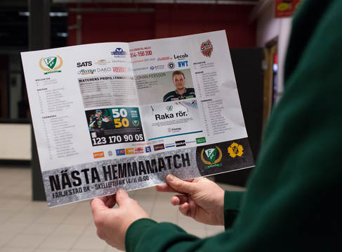 En generell bild av en åskådare som läser programbladet