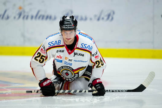 Luleås Anton Hedman stretchar