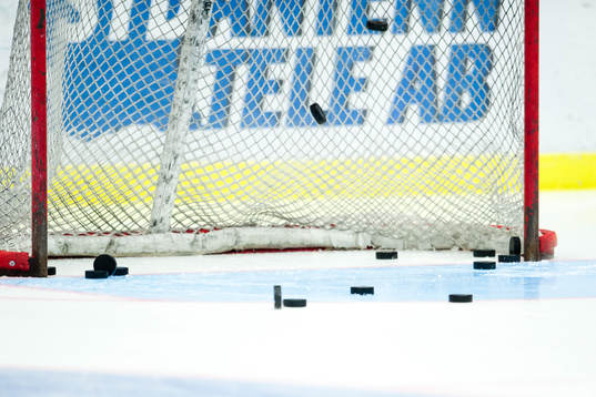 Målburen med massor av puckar innan ishockeymatchen i SHL